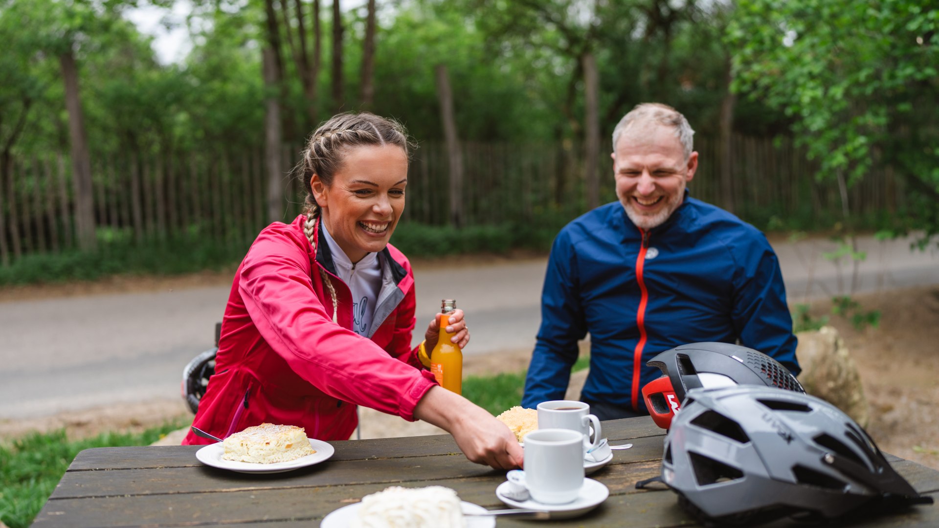 De drie vrienden verzamelen hun krachten voor de volgende etappe onder het genot van koffie en cake.
, © TMV/Gross De drie vrienden verzamelen hun krachten voor de volgende etappe onder het genot van koffie en cake.