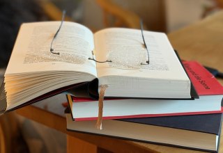 B&uuml;cherstapel mit Lesebrille // &copy; Axel Fischer