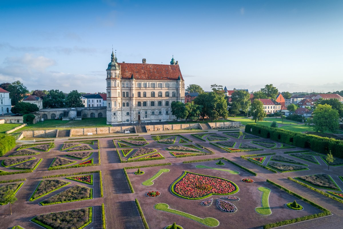G&uuml;strow Castle and Castle Garden // &copy; SSGK MV / Funkhaus Creative
