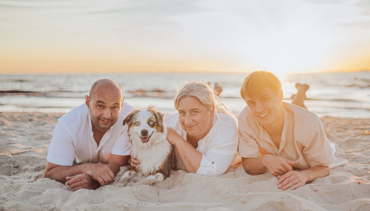 Family vacation on the Baltic Sea - a photo shoot with a dog, between the sound of the waves and the sand creates the perfect memory, © Deine Hundefotografin