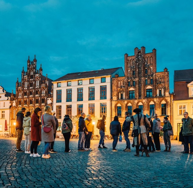 Nachtw&auml;chterf&uuml;hrung durch Greifswald // &copy; Wally Pru&szlig;