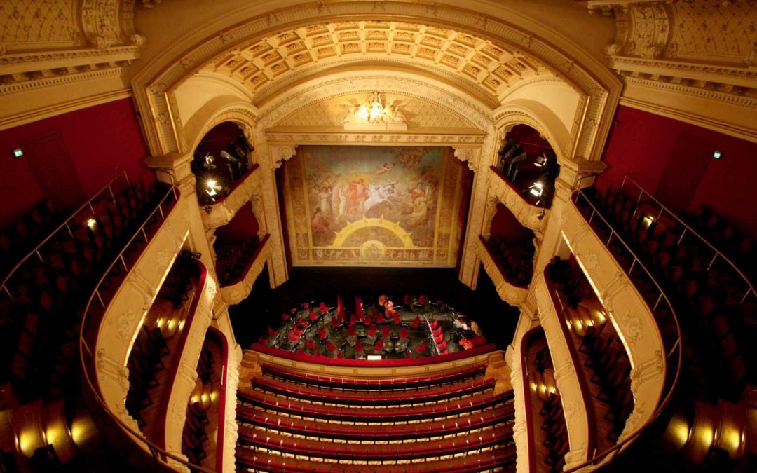 Zicht vanaf de bovenste verdiepingen in de zaal en op het podium van de grote zaal van het Staatstheater Mecklenburg-Schwerin in Schwerin., © Mecklenburgisches Staatstheater
