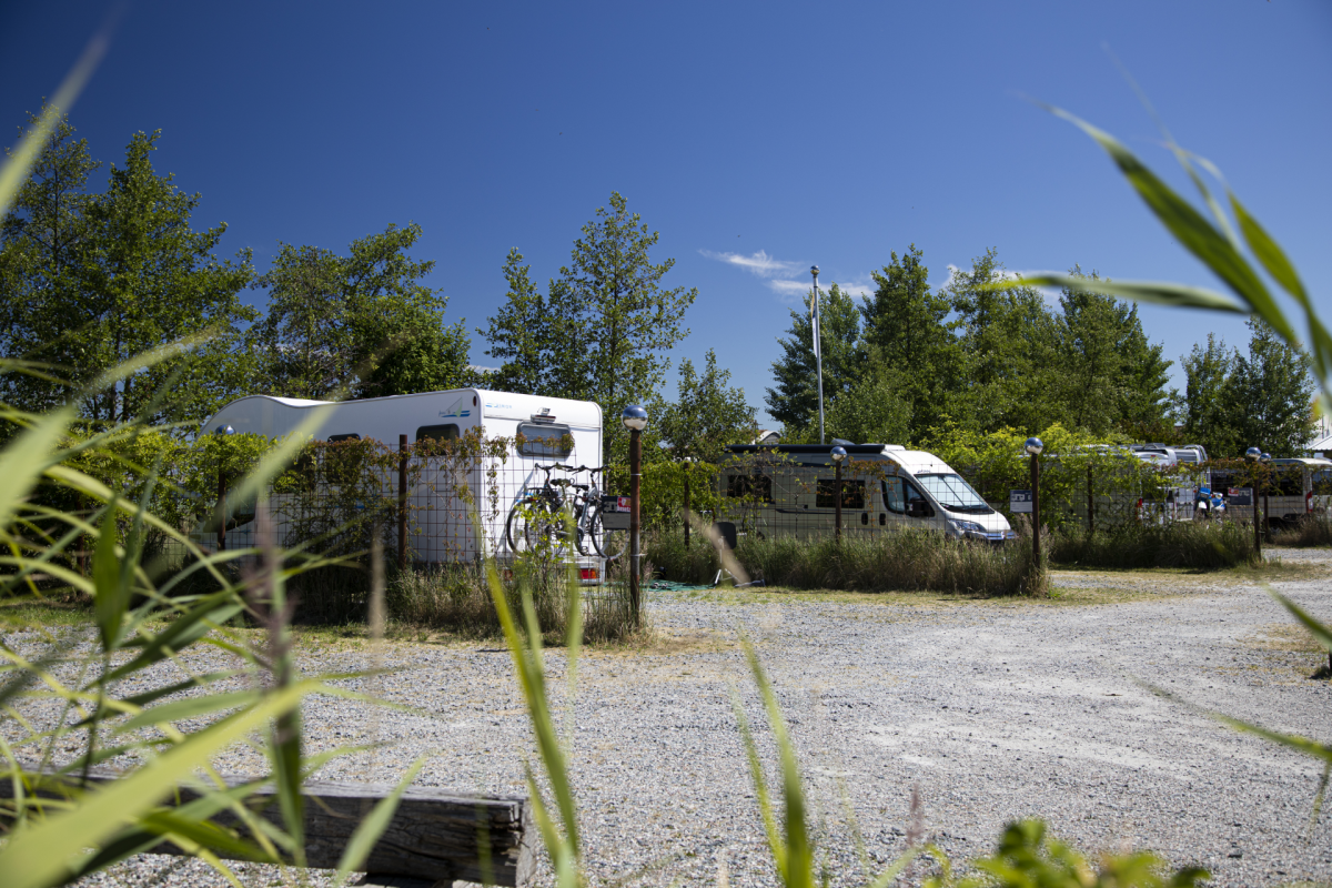 im-jaich motorhome site - with the camper right by the water // &copy; Florian Melzer/im-jaich