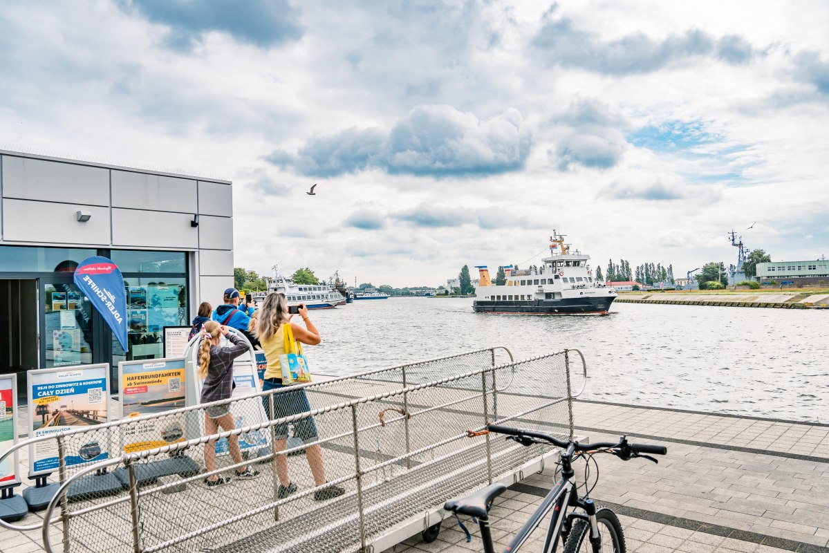 De "MS" Baltica van de Adler-vloot meert aan in de haven van Swinem&uuml;nde, waar al enkele gasten op je wachten. // &copy; Sven Lewerenz