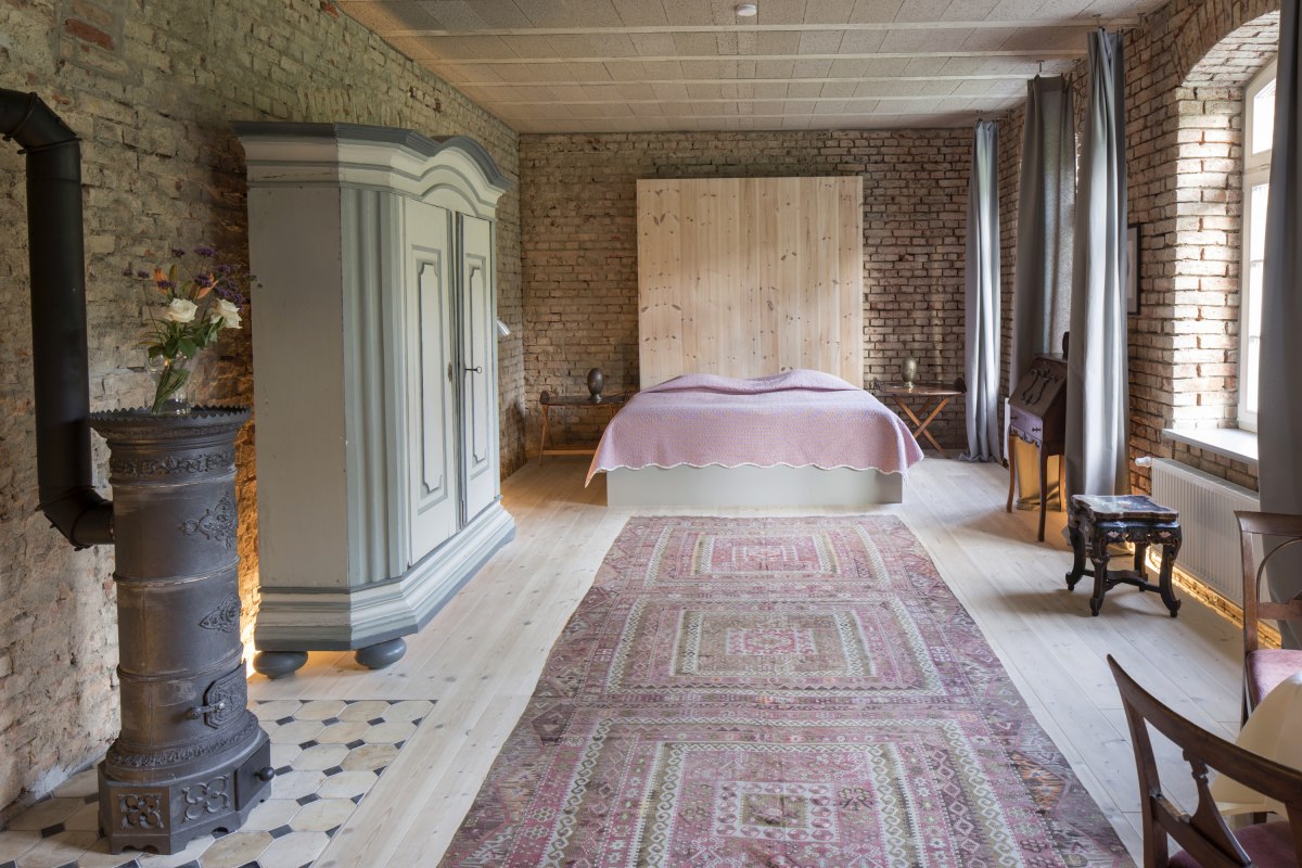 Large, light-flooded room // &copy; Gutshaus Hessenburg / Philipp Obkircher