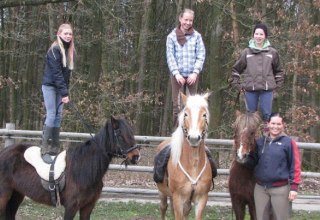 Die Kunst des Trickreitens während der Reiterferien auf der Comanchen Ranch erlernen // © Comanchen Ranch/ Karina Vandersee-Müller Die Kunst des Trickreitens während der Reiterferien auf der Comanchen Ranch erlernen // © Comanchen Ranch/ Karina Vandersee-Müller