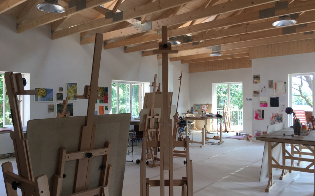 De grote studio met een groot terras direct aan het meer, © Gutshaus Woserin / Sabine Puschmann