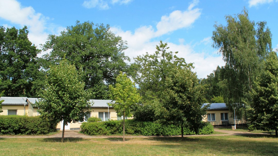 De KiEZ Prebelow heeft twintig bungalows in twee nederzettingen, elk met drie kamers met vijf bedden en één kamer met twee bedden., © KiEZ Prebelow