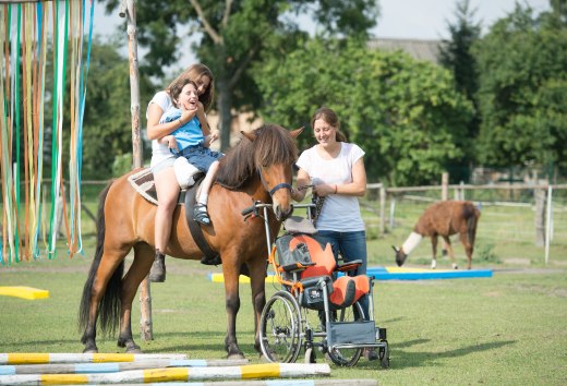 Tussen de Oostzee en het Mecklenburgse merengebied bieden maneges mensen met een handicap de mogelijkheid om paarden te ervaren. // &copy; MV-T/Hafemann