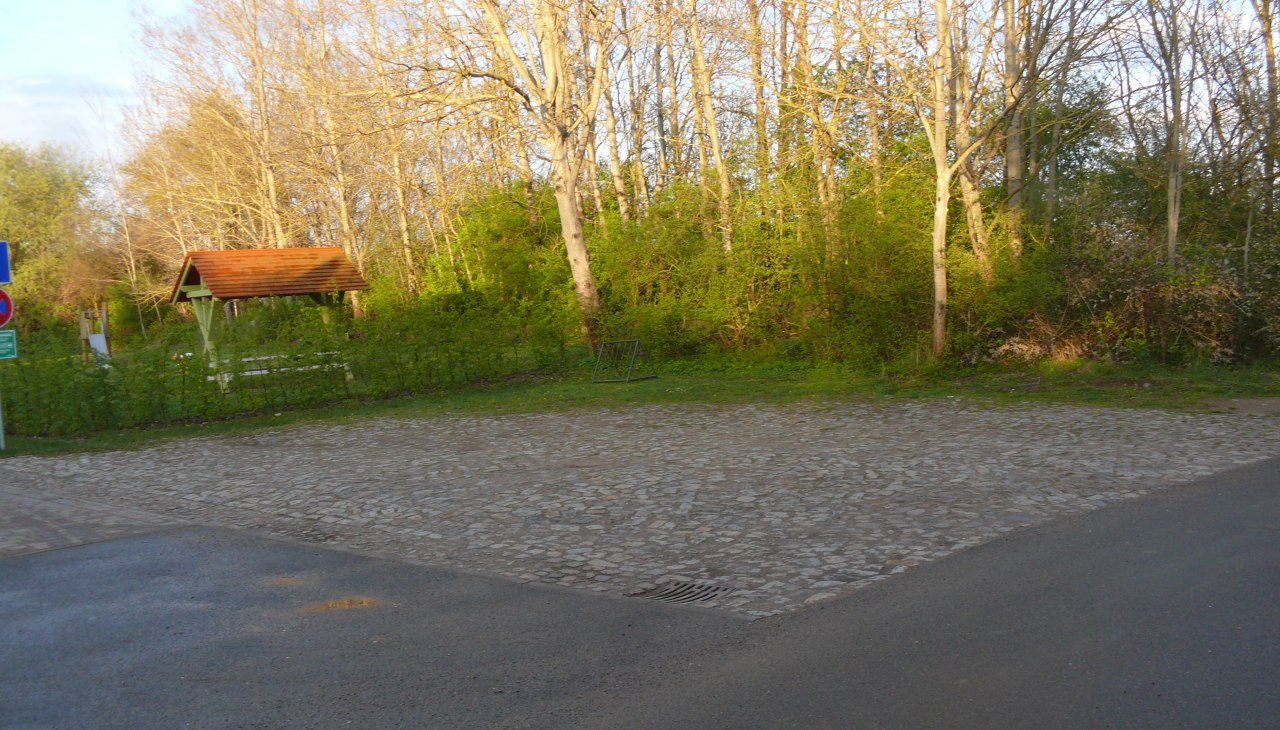 Parking przy placu zabaw Rambow Hof, © Peter Ramsch Parking przy placu zabaw Rambow Hof, © Peter Ramsch