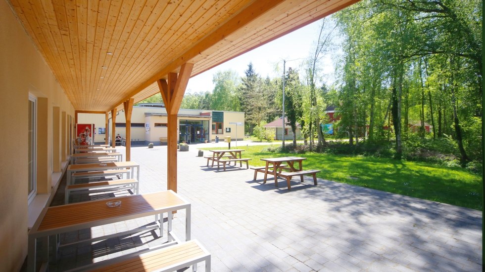 Taras do relaksu przed kominkiem w salonie i salach seminaryjnych, © DJH MV / Danny Gohlke