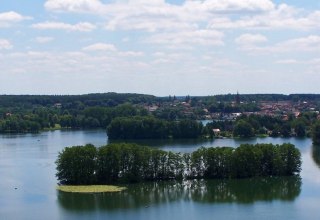 Widok na jezioro Feldberger Haussee z góry Reiherberg, © Kurverwaltung Feldberger Seenlandschaft