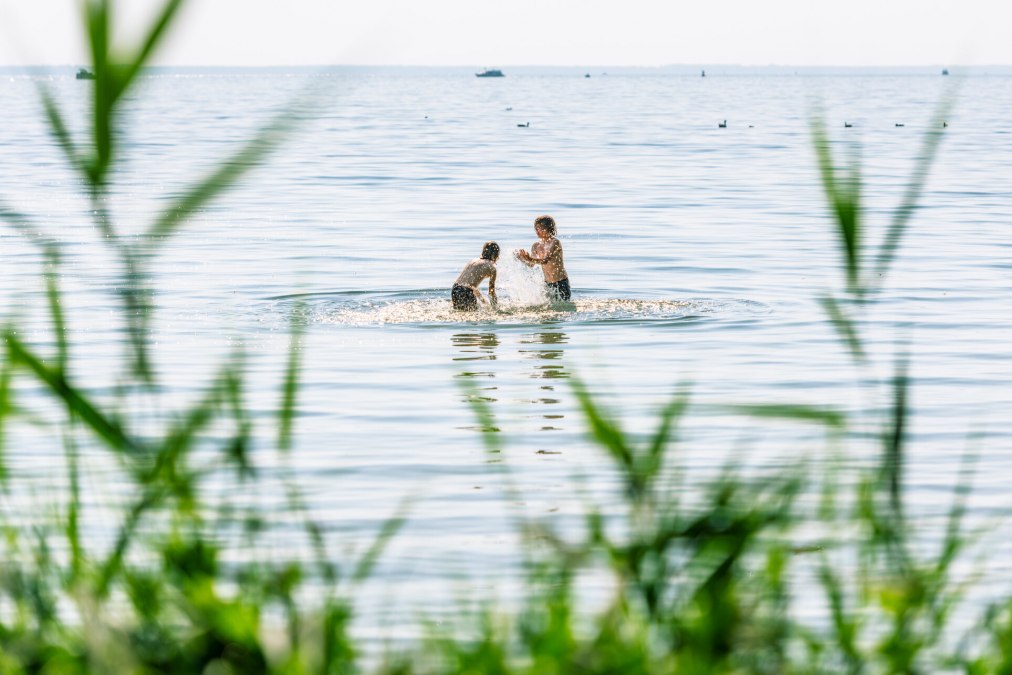 Pływanie na brzegu rzeki Müritz w Klinker, © TMV/Tiemann