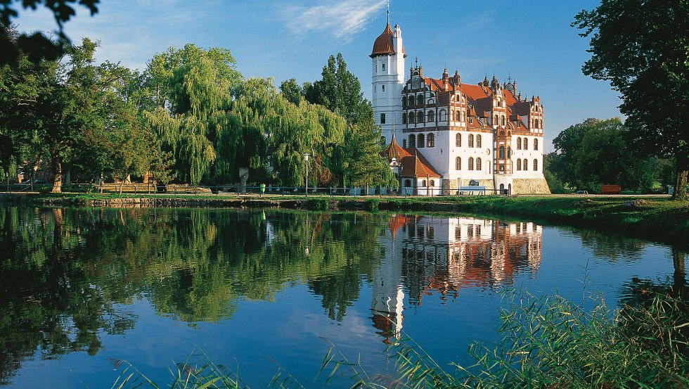 Het indrukwekkende kasteel Basedow ligt direct aan het meer Malchin in het Mecklenburgse merengebied., © TMV/Grundner