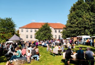 Farmers' Market at Klocksin Manor Park // &copy; Isabel H&ouml;pner