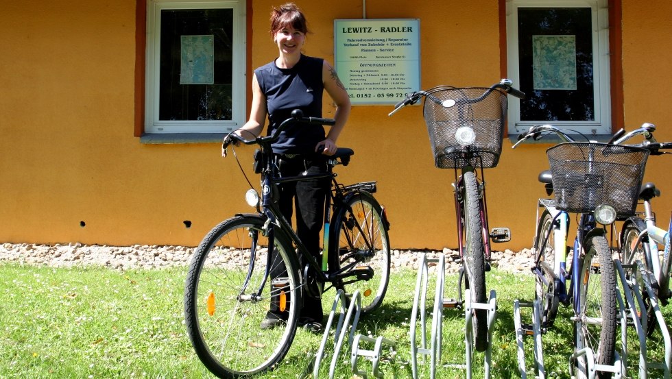 Eigenaresse Sandra Böhm heet alle fietsliefhebbers welkom bij LEWITZ-RADLER in Plate, © LEWITZ-RADLER / Ottmann