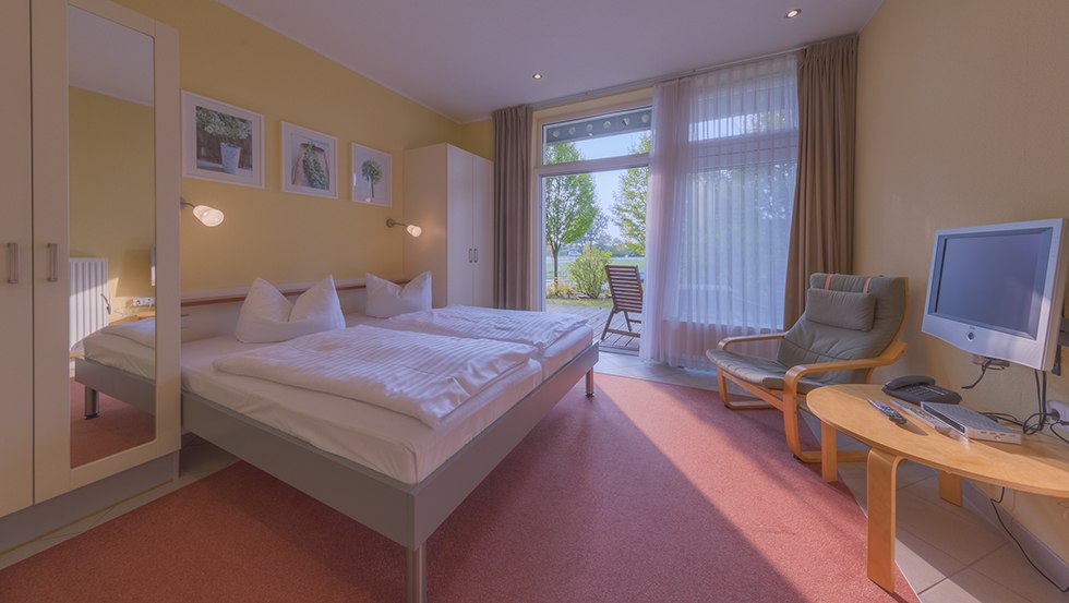Het kamertype "Strandläufer" heeft 23 m², kitchenette, balkon of terras., © Ferienpark Mirow GmbH