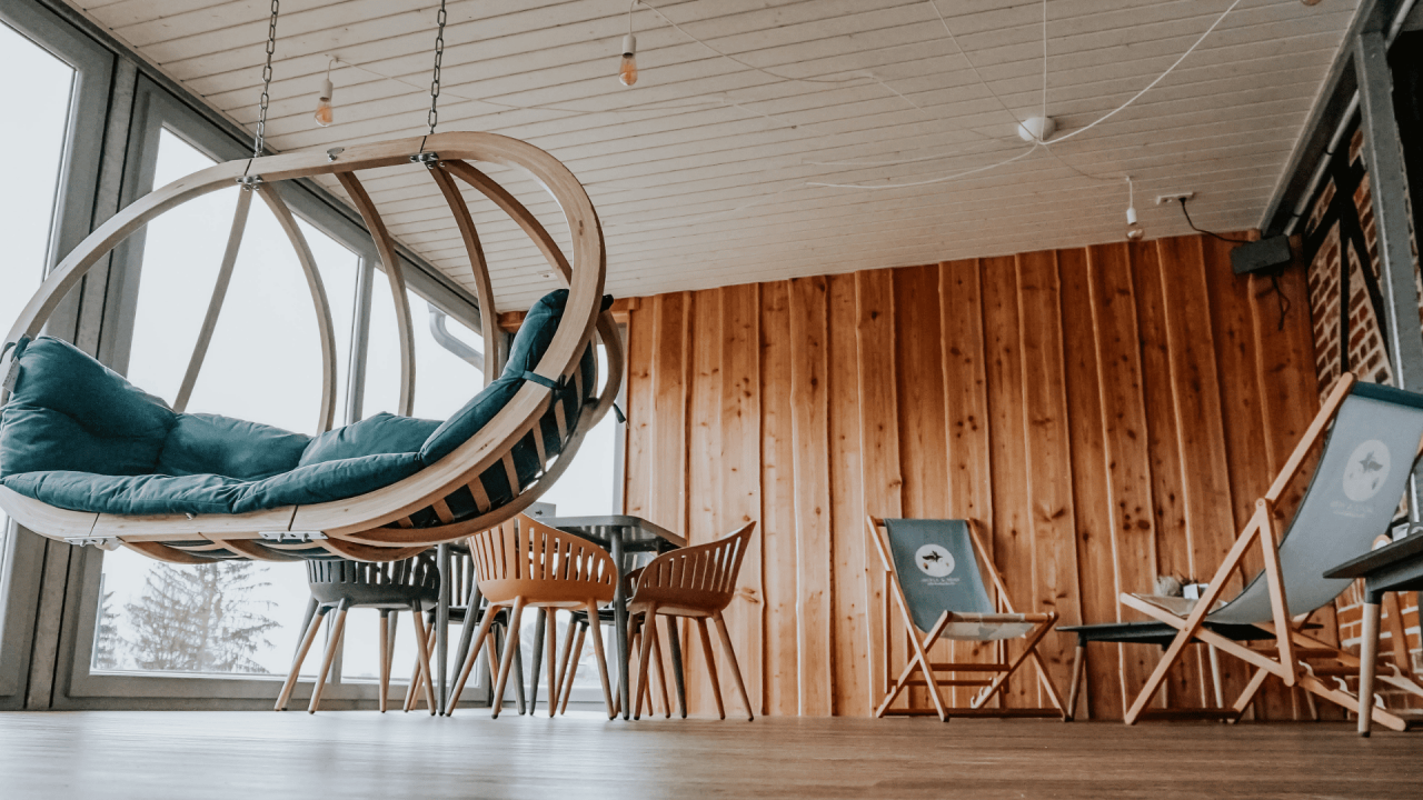 Gezellige lounge in het caf&eacute; // &copy; Jackle & Heidi