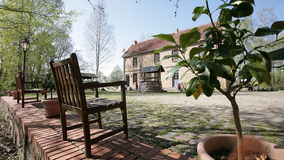 Widok na dziedziniec zamku Liepen z fosą, © Wasserburg Liepen