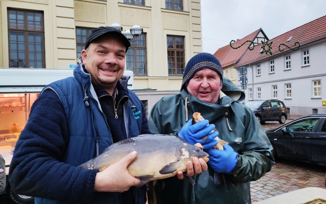 Sprzedaż karpia sylwestrowego na teterowskim rynku, © Jana Koch