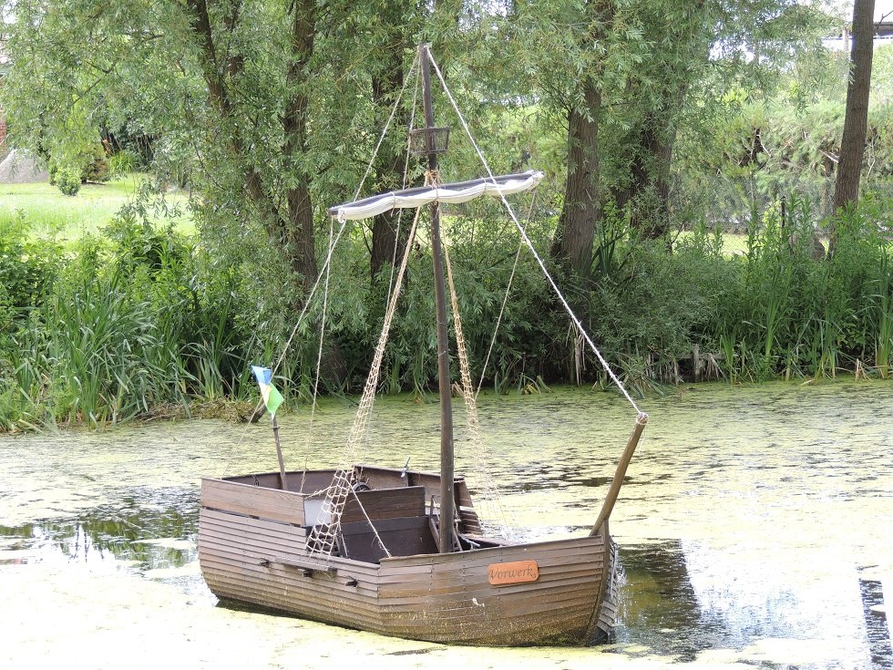 View on the extinguishing pond to the replica of the "Poeler Kogge // © Kurverwaltung Insel Poel View on the extinguishing pond to the replica of the "Poeler Kogge // © Kurverwaltung Insel Poel