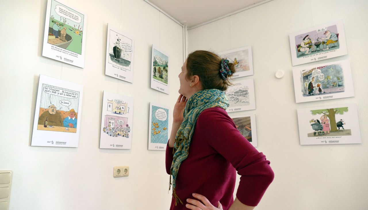 Uśmiechnięty gość na wystawie karykatur "Glänzende Aussichten"., © D. Foitlänger, Biosphärenreservatsamt Schaalsee-Elbe Uśmiechnięty gość na wystawie karykatur "Glänzende Aussichten"., © D. Foitlänger, Biosphärenreservatsamt Schaalsee-Elbe