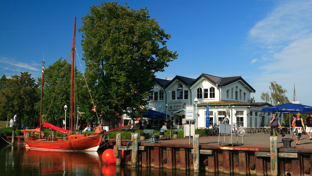 Maritime flair at the idyllic port of Zingst. // © Uwe_Engler Maritime flair at the idyllic port of Zingst. // © Uwe_Engler