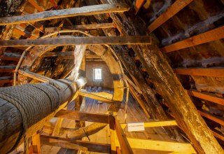Das original erhaltene h&ouml;lzerne Lastenrad unter dem Dach des 700 Jahre alten Museumshaus in Stralsund // &copy; STRALSUND MUSEUM