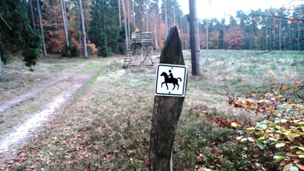 Lokalne oznakowanie szlaków konnych wokół kompleksu wypoczynkowego Am Walde w Wooster Teerofen., © Thamm
