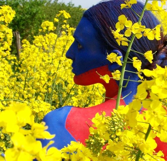 Kopie van Bodypainting , rapsBlau, in het beeldenpark, © Joachim Jung