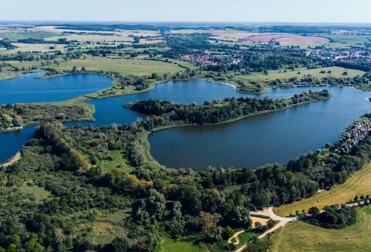 Jeziora Pojezierza Meklemburskiego z lotu ptaka // Pojezierze Meklemburskie to idealny region rowerowy. // © MV-T/Gänsicke Jeziora Pojezierza Meklemburskiego z lotu ptaka