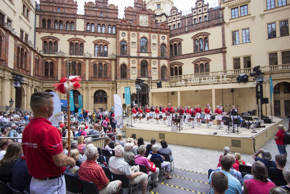 On the State Parliament Open Day, visitors can experience a colorful program around Schwerin Castle, the seat of the state parliament. // &copy; Uwe Sinnecker
