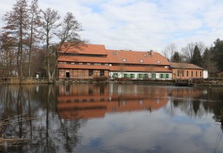 Van rechts naar rechts: huidige molen 1800; oude molen 1524, huidige herberg; uitbreiding van de hal 1895; huis; 1524, huidige herberg, // © Oskar Gladis, Wassermühle Hanshagen e.V. Van rechts naar rechts: huidige molen 1800; oude molen 1524, huidige herberg; uitbreiding van de hal 1895; huis; 1524, huidige herberg, // © Oskar Gladis, Wassermühle Hanshagen e.V.