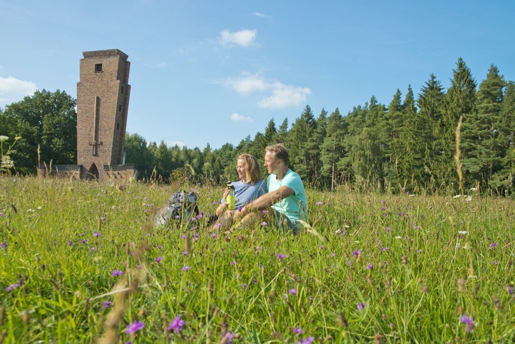 Odpoczynek pieszy pod pomnikiem, © Christin Drühl/Tourist-Info