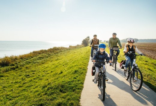 Familie-uitje op de fiets op het eiland Ummanz in de Oostzee, © TMV/Roth