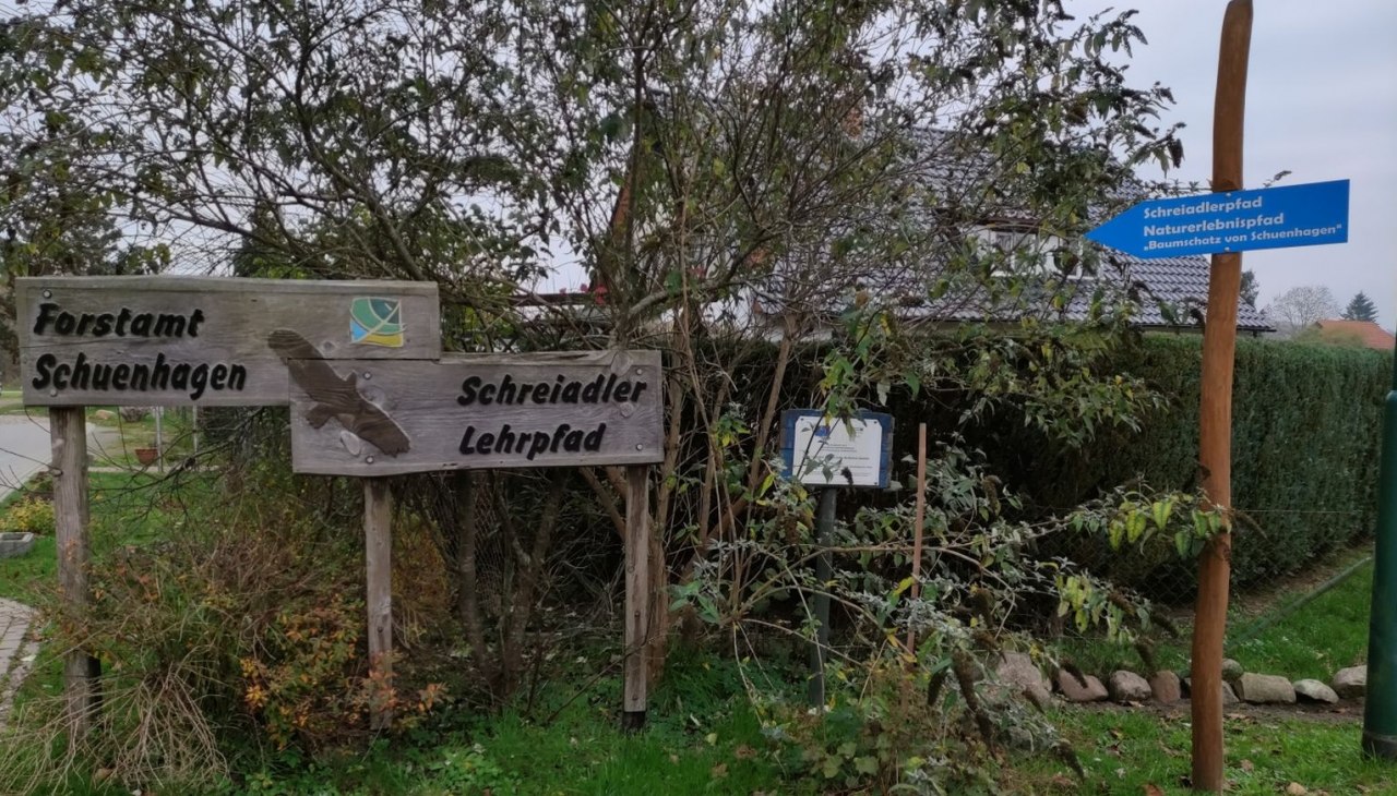 Entrance sign to the lesser spotted eagle course and nature trail at the forestry office Schuenhagen, © Liv E. Ipsen Entrance sign to the lesser spotted eagle course and nature trail at the forestry office Schuenhagen, © Liv E. Ipsen