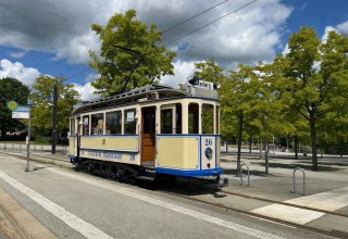 Historischer Triebwagen 26 am Bertha-Klingberg-Platz // © Nahverkehr Schwerin GmbH (NVS) Historischer Triebwagen 26 am Bertha-Klingberg-Platz // © Nahverkehr Schwerin GmbH (NVS)