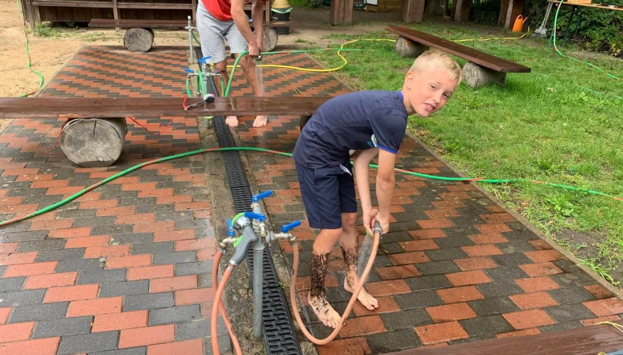 Schoonmaken na een geslaagde tocht over het blotevoetenpad in Plau am See, &copy; Kletterpark Plau am See