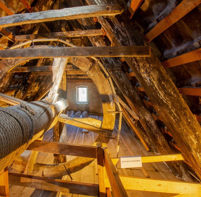 Das original erhaltene hölzerne Lastenrad unter dem Dach des 700 Jahre alten Museumshaus in Stralsund // © STRALSUND MUSEUM Das original erhaltene hölzerne Lastenrad unter dem Dach des 700 Jahre alten Museumshaus in Stralsund // © STRALSUND MUSEUM