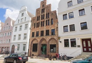 Domek na drzewie przy Wokrenter Stra&szlig;e w Rostocku // &copy; Frank Burger