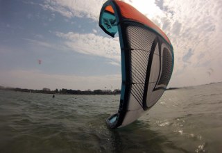 Kitesurfing at the shallow water spot in Pepelow // &copy; Kitesurfschule Pepelow