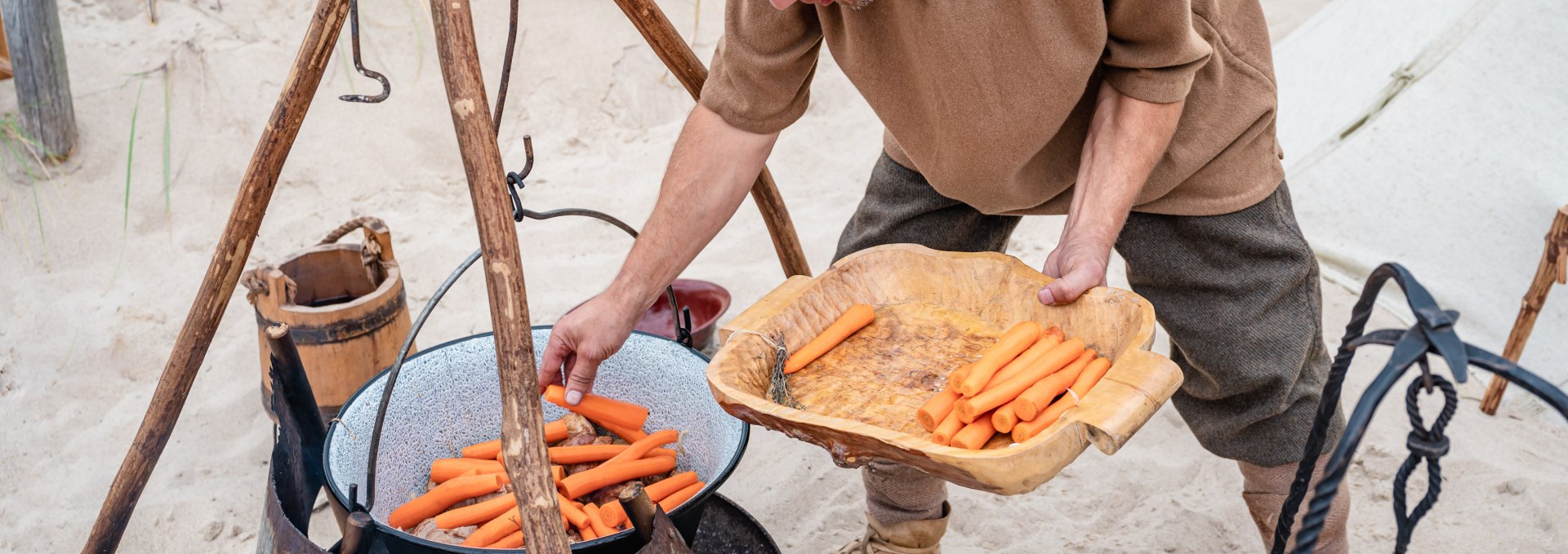 Slav Jaromir kan niet alleen vechten, maar is ook verantwoordelijk voor authentieke culinaire hoogstandjes in zijn clan, © TMV/Tiemann Op het Vikingfestival in Göhren wordt boven het vuur een pot gevuld met groenten.