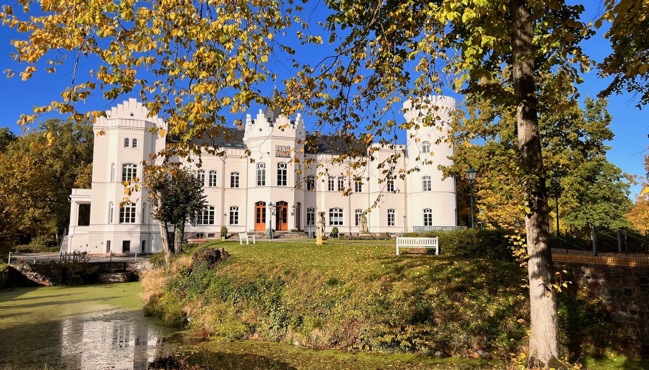 Zamek Schlemmin widok z przodu jesień, © Schloss Schlemmin