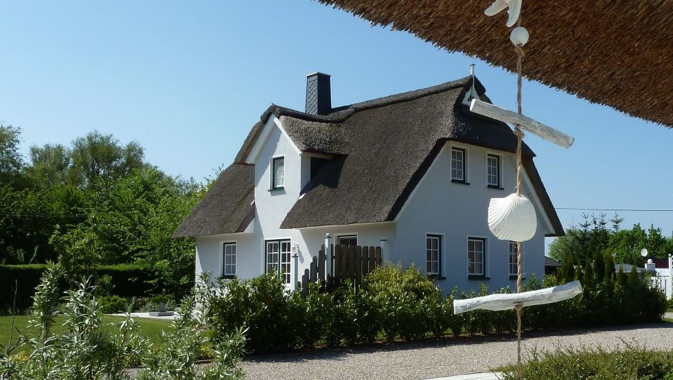 Widok z zewnątrz na dom wakacyjny Silbermöwe, © Ferienhäuser Salzhaff-Romantik