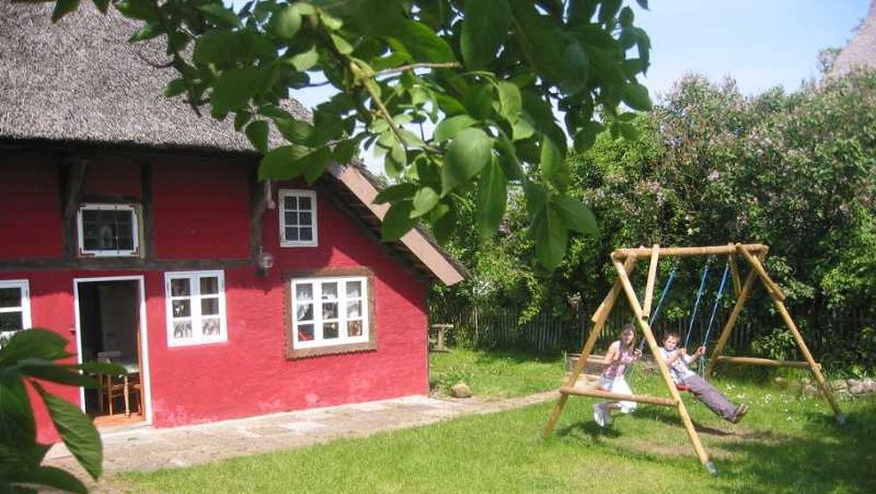 Barbecueën of ontspannen - de tuin biedt hier alle ruimte voor, © Ferien in der Reetdachkate/Koop