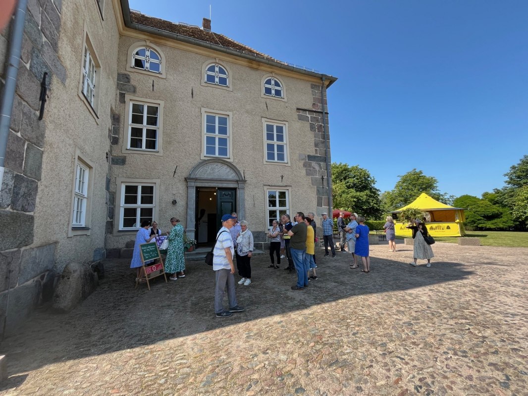 Reception at the main entrance to Trechow Castle in Kurzen Trechow. // &copy; Christian Schierning