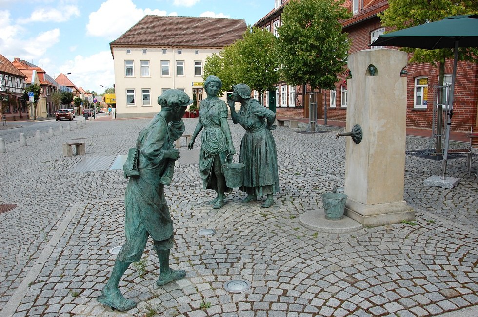 Op de plaats van de oude fontein staan nu drie bronzen figuren. // © Gabriele Skorupski Op de plaats van de oude fontein staan nu drie bronzen figuren. // © Gabriele Skorupski
