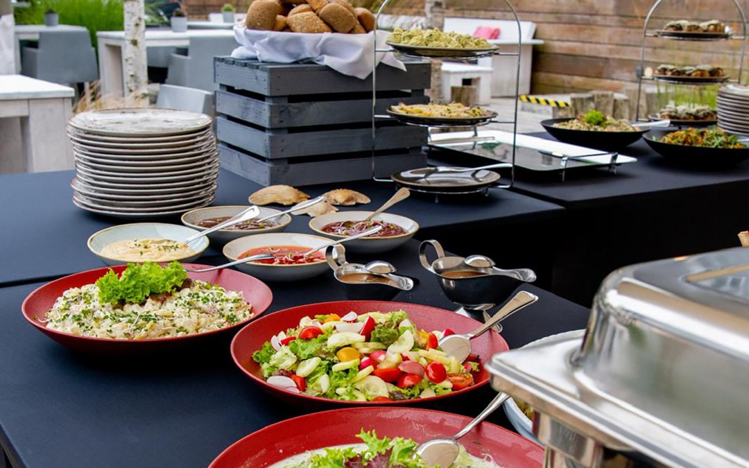 Buffet with fresh salads, © Strandhotel Ostseeblick