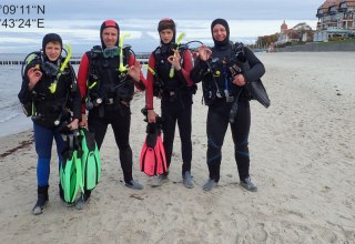 Tauchschüler zum Schnuppertauchen am Ostseestrand von Kühlungsborn // © Tauchbasis Baltic Tauchschüler zum Schnuppertauchen am Ostseestrand von Kühlungsborn // © Tauchbasis Baltic