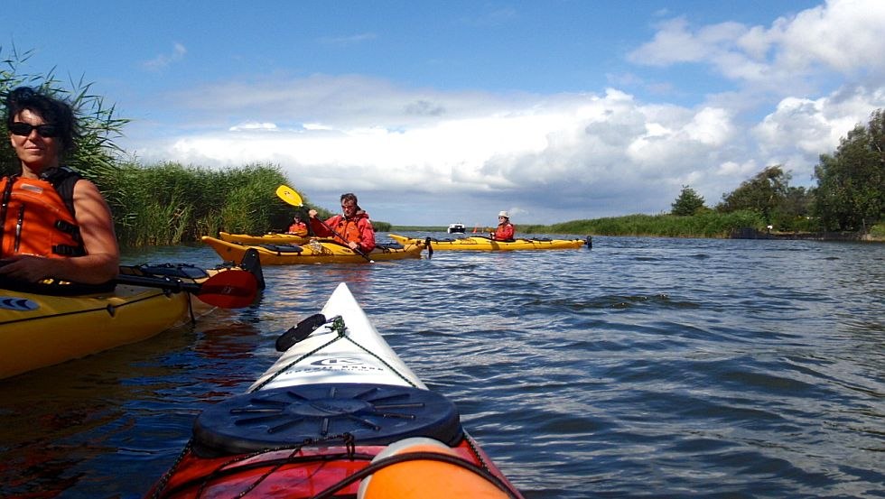 Na wodach Bodden z przewodnikiem i dobrym wyposażeniem // &copy; darsstour